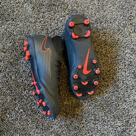 Nike youth soccer cleats with easy on/off stretch - Picture 3 of 4